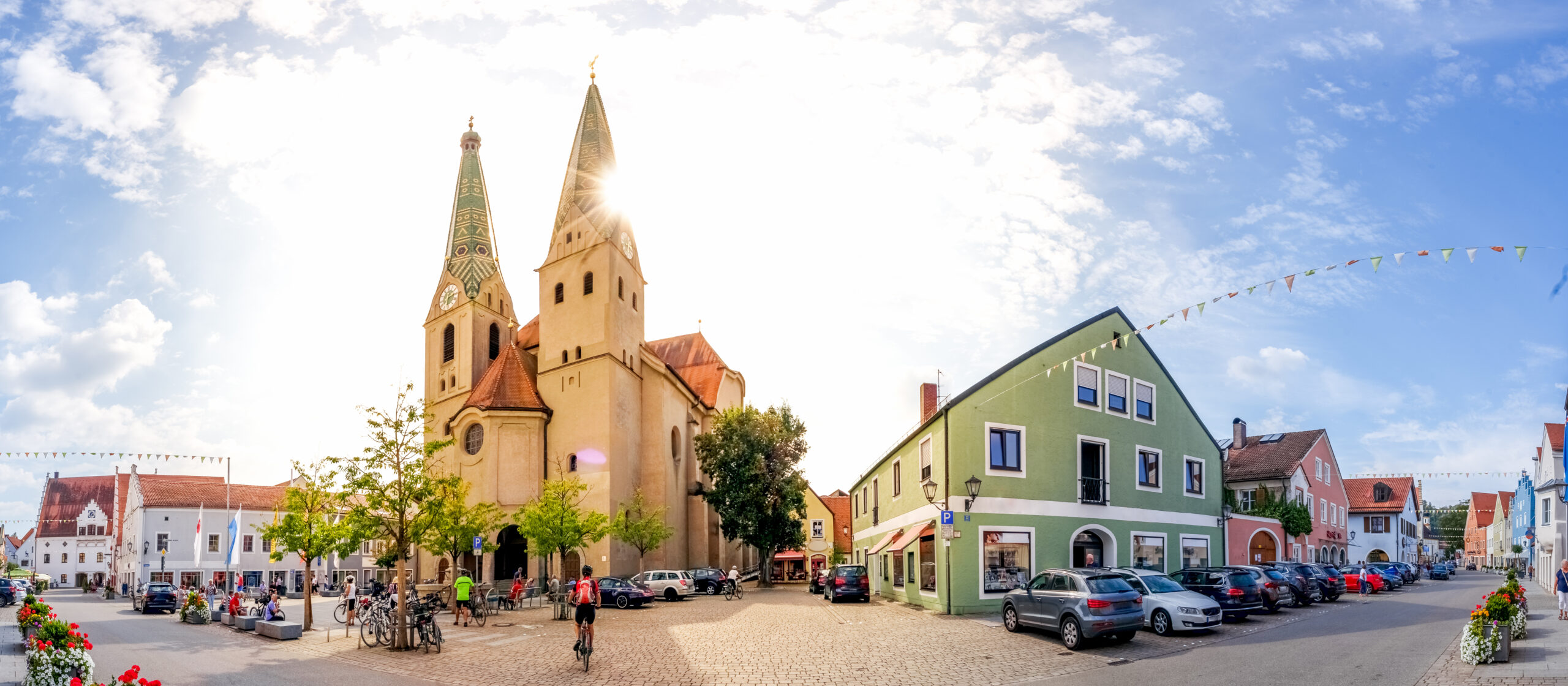 Das Bild zeigt die Innenstadt von Beilngries mit Blick auf Sankt Walburga Kirche